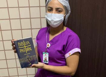 Paciente presenteia profissionais do Hospital do Coração de Sobral com Bíblia Sagrada