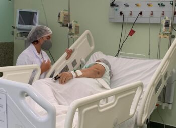 Membros de Grupo de Estudos em Saúde Mental da UFC promovem ações de bem-estar para pacientes internados no Hospital do Coração de Sobral